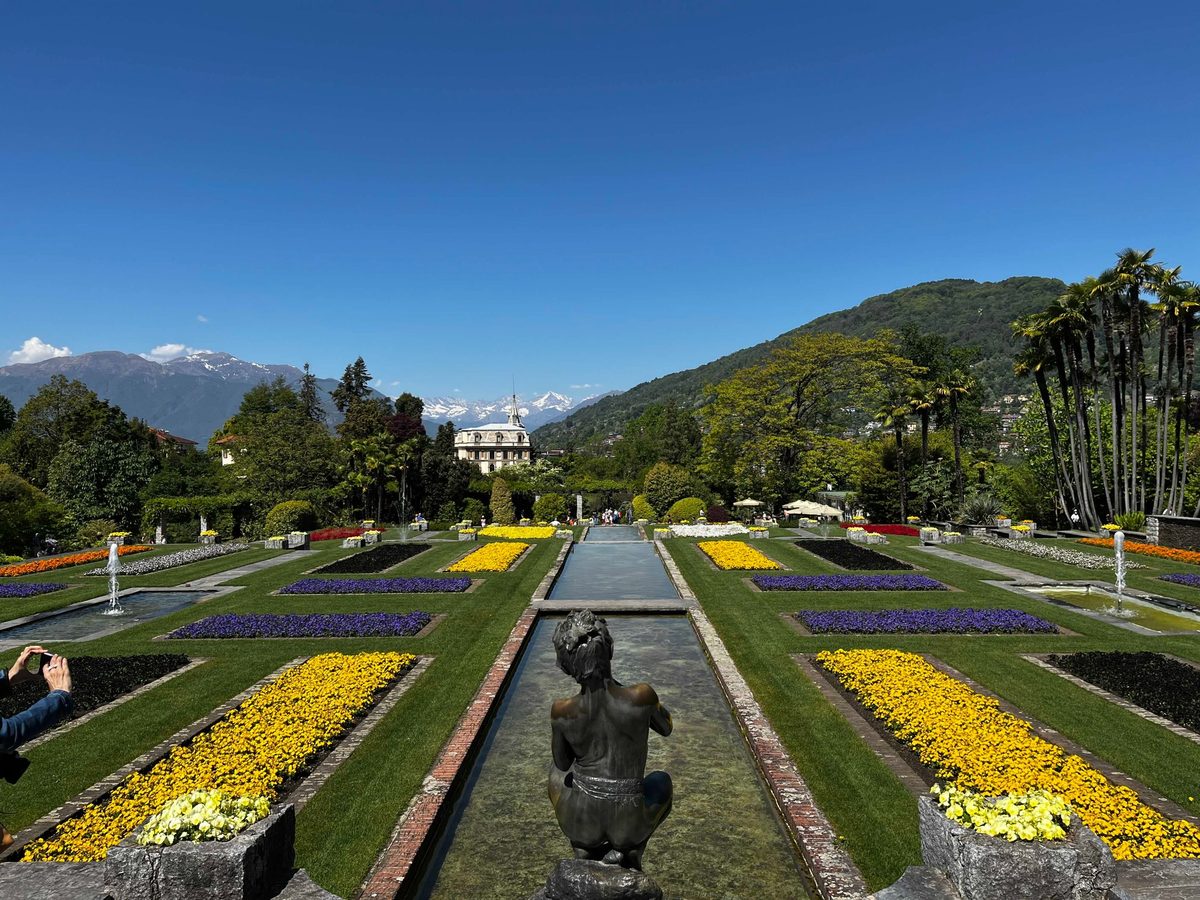 I giardini terrazzati con vasche d'acqua e violette; sullo sfondo la catena del Monte Rosa